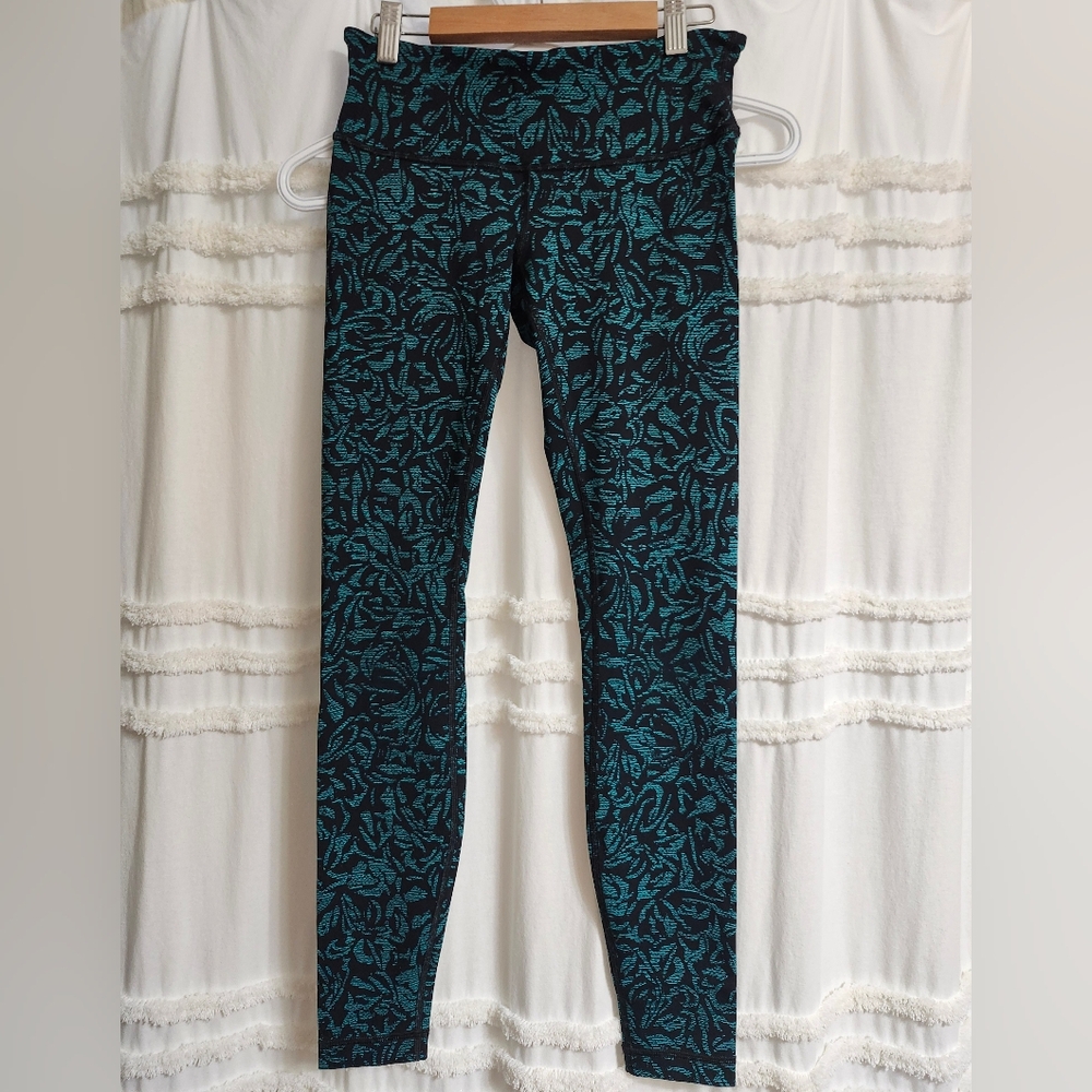Absolutely gorgeous lululemon size 4 leggings 😍 - Picture 2 of 9